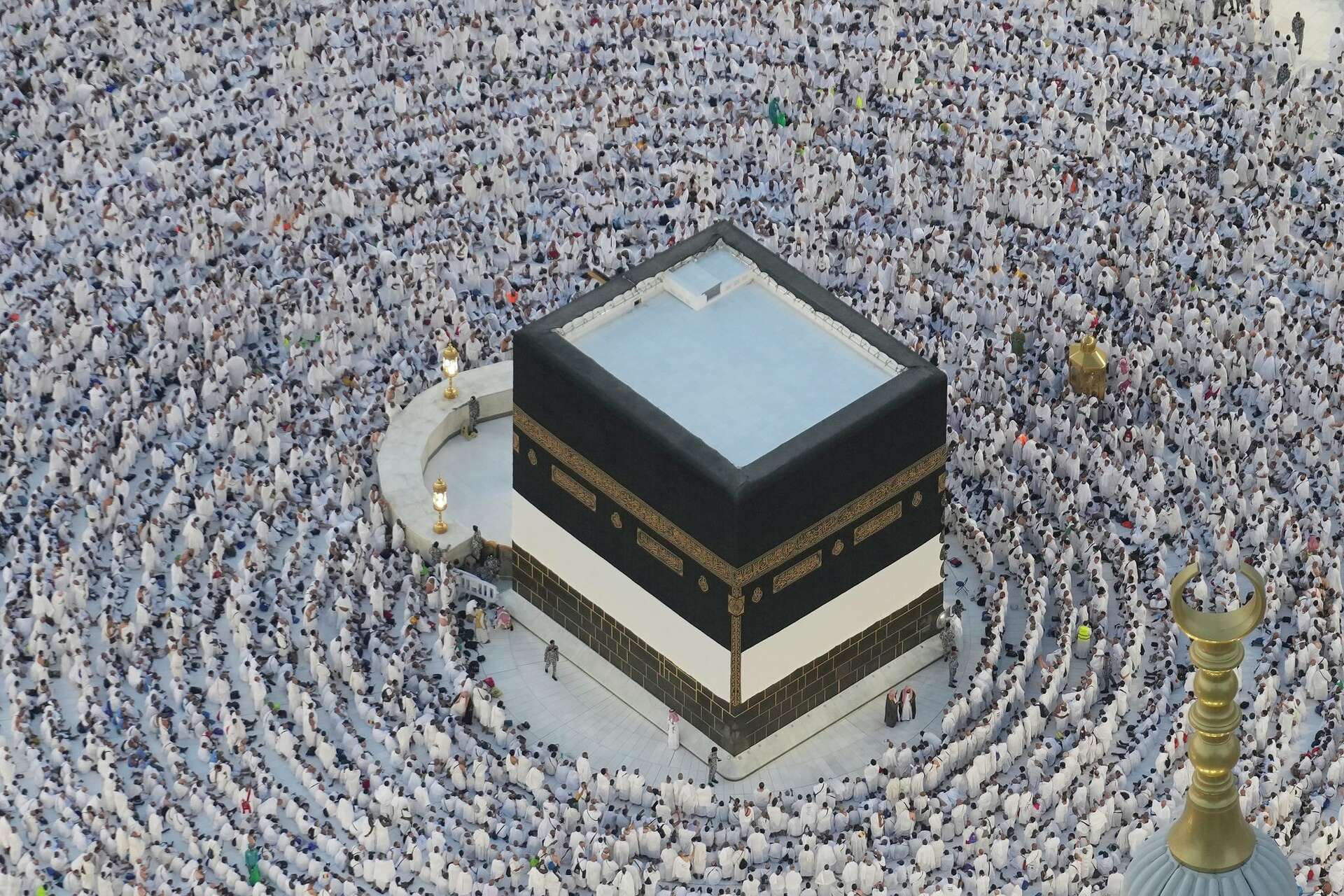 Jamaah beribadah di sekitar Ka'bah, Masjidil Haram